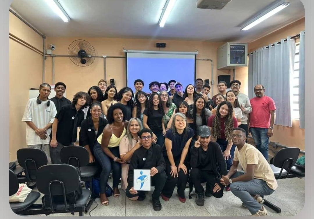 Alunos construindo soluções reais